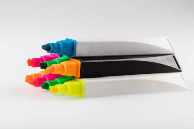 Açık Renkli İşaretler Beyaz Arkaplanda izole edildi. Renkli Keçeli Kalemler .