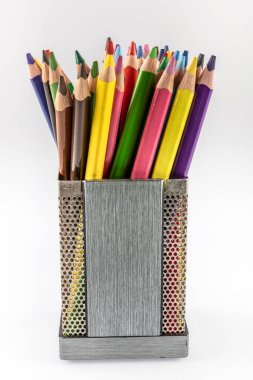 Beyaz arkaplanda bir tutucudaki kalemler