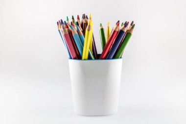 Beyaz arkaplanda bir tutucudaki kalemler