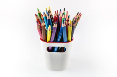 Beyaz arkaplanda bir tutucudaki kalemler