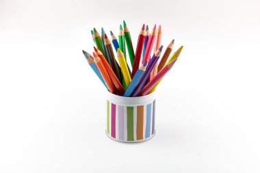 Beyaz arkaplanda bir tutucudaki kalemler