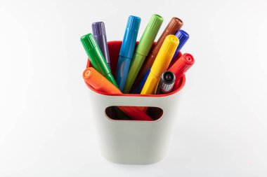 Gökkuşağı Renkli Keçeli Kalemler Beyaz Arkaplanda