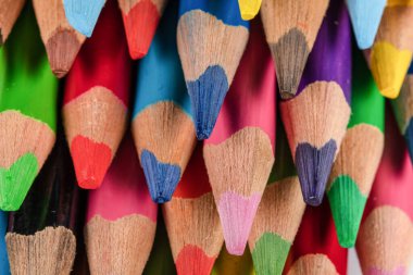 Beyaz arkaplanda izole edilmiş renkli kalemler. Kapat..