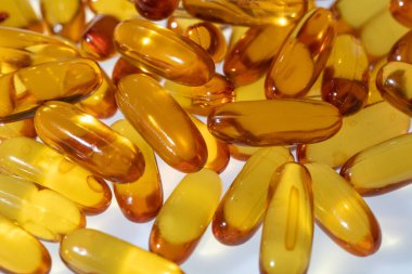 Omega 3 ve D vitamini içeren balık yağı kapsülleri, sağlıklı beslenme konsepti, yakın çekim