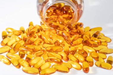 Omega 3 ve D vitamini içeren balık yağı kapsülleri, sağlıklı beslenme konsepti, yakın çekim