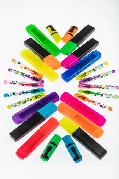 Gekleurde Markers Geïsoleerd Witte Achtergrond Kleurrijke Viltstiften — Stockfoto