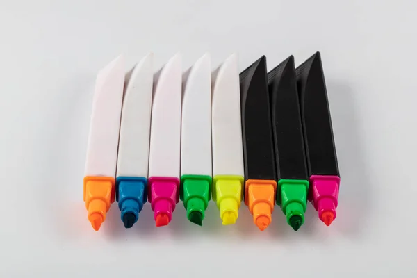 Open Gekleurde Markeringen Geïsoleerd Witte Achtergrond Kleurrijke Viltstiften — Stockfoto