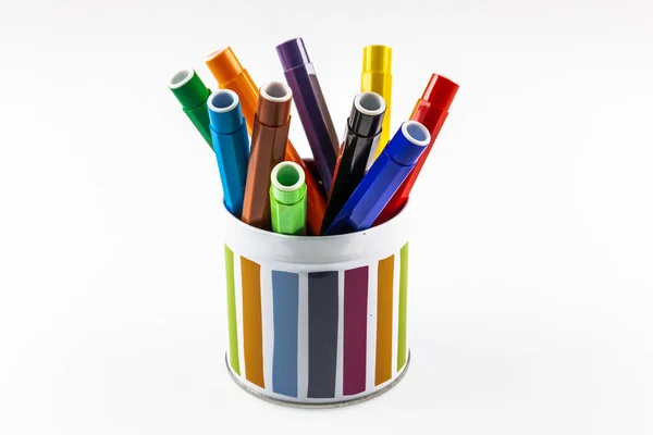 Rainbow Färgad Filt Tips Pennor Behållare Med Vit Bakgrund — Stockfoto