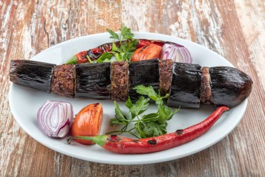 Türk usulü patlıcan ve köfte. Taze ızgara patlıcan kebabı. Patlican kebabı, Türk mutfağı.