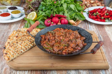 Servis kızarmış et hazır. Sığır etinden yapılan helal yiyecekler. Servis kızarmış et hazır. Sığırdan yapılan helal yiyecekler.