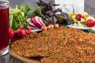 Türk yemekleri, lahmacun, Türk pizzası, limon, maydanoz