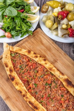 Geleneksel Türkçe fırında pide. Türk pizzası, Orta Doğu aperatifleri. Türk mutfağı. Üst Manzara. Et ile doldurulmuş çam.