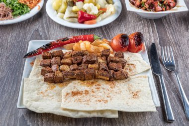 Karaciğer ve böbrekli özel Türk kebap tabağı.
