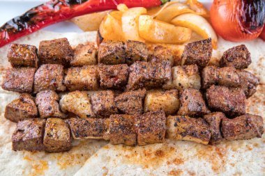 Karaciğer ve böbrekli özel Türk kebap tabağı.