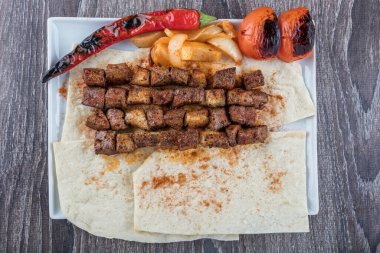 Karaciğer ve böbrekli özel Türk kebap tabağı.