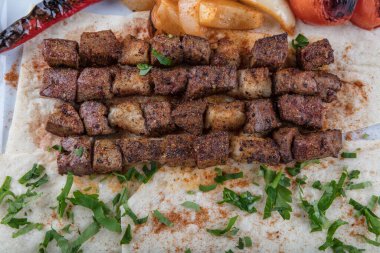 Karaciğer ve böbrekli özel Türk kebap tabağı.