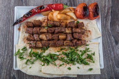 Karaciğer ve böbrekli özel Türk kebap tabağı.