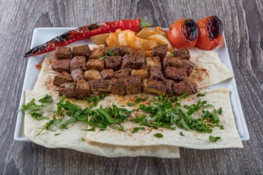 Karaciğer ve böbrekli özel Türk kebap tabağı.