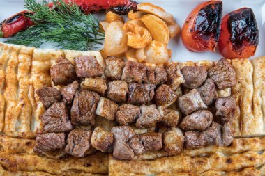Karaciğer ve böbrekli özel Türk kebap tabağı.