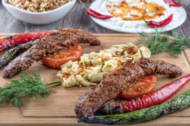 Sebze ve baharatlı ızgara sosis.