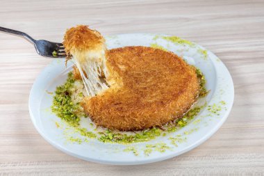 Lezzetli Türk tatlısı, yeşil fıstıklı baklava (Havuc Dilim Baklava).