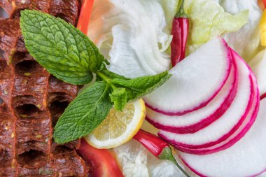 Taze kırmızı ve beyaz biberi kapat.