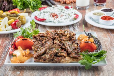 Sebze ve soslu ızgara et.