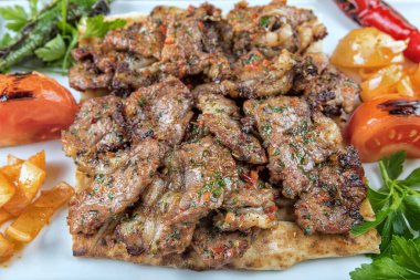 Sebzeli kızarmış tavuk.