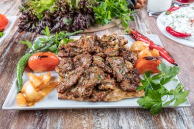 Sebze ve soslu ızgara et.