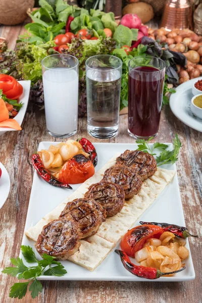 Gegrilltes Fleisch Mit Gemüse Und Soße — Stockfoto