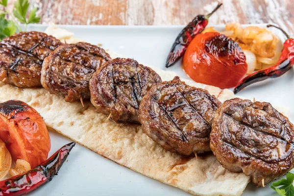 Gegrild Vlees Met Groenten Saus Een Houten Plank — Stockfoto