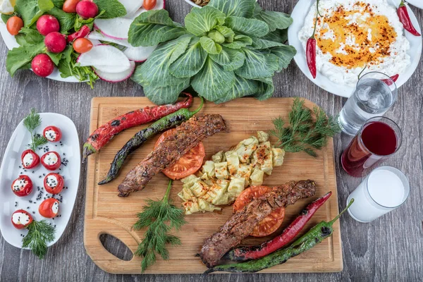 Grillat Kött Med Grönsaker Och Kryddor Träbord — Stockfoto