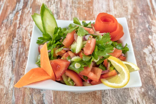 Somon ve sebzeli salata.