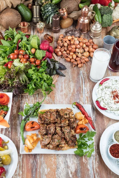 Fleisch Und Gemüse Vom Grill Auf Einem Holztisch — Stockfoto
