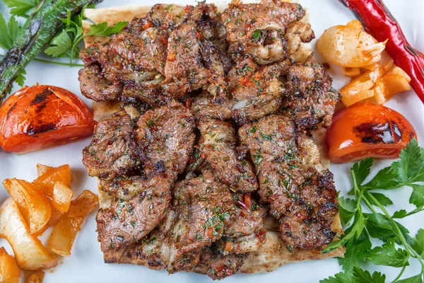 Gegrilltes Fleisch Mit Gemüse Und Soße — Stockfoto