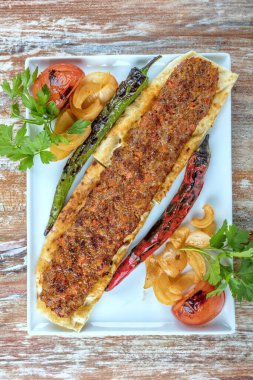 Tavuklu, peynirli ve domatesli sandviç.