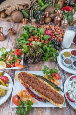 Ahşap masada ızgara tavuk ve sebzeler.