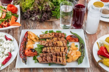  Et ve sebzeler masada.