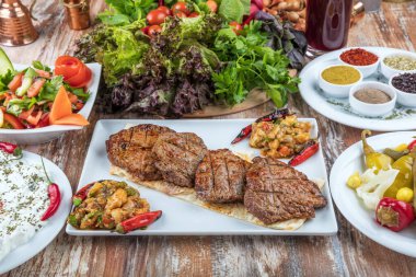 Sebze ve soslu ızgara et.