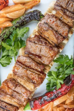 Izgaradaki kuzu pirzola, kuzu beyti, kuzu zevki, servise hazır.