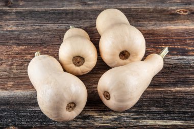 Kabaklar ahşap arka planda, sebzeler 