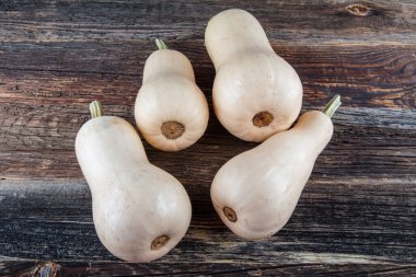 Kabaklar ahşap arka planda, sebzeler 