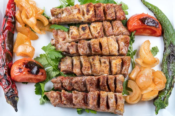 Gegrilltes Fleisch Mit Gemüse Und Soße Auf Einem Teller — Stockfoto