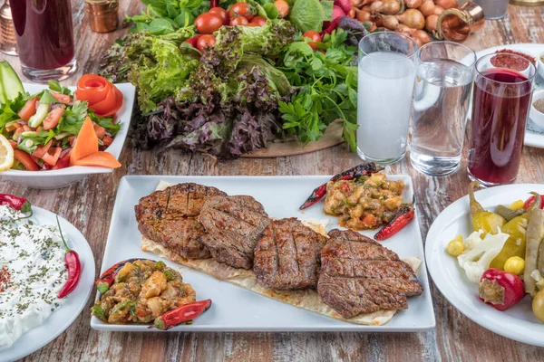 Steak Bœuf Grillé Aux Légumes Salade — Photo