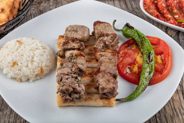 Gegrilde Kipfilet Met Groenten Saus — Stockfoto