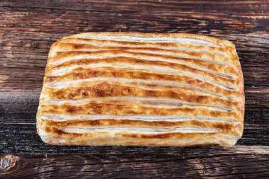 Tahta arka planda peynirli ve domatesli ev yapımı ekmek.