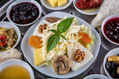 Geleneksel Türk kahvaltı tabağı gri ahşap masa, üst manzara. Parlak sabahlarda sağlıklı Türk kahvaltısı; metin için boşluk kopyala.