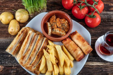 Geleneksel Türk kahvaltı tabağı gri ahşap masa, üst manzara. Parlak sabahlarda sağlıklı Türk kahvaltısı; metin için boşluk kopyala.