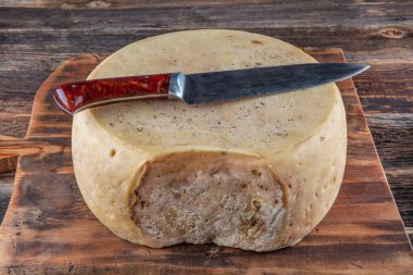 Geleneksel Türk gruyere peyniri. Kars şehrinin ünlü gruyere peyniri. Yatay çekim.