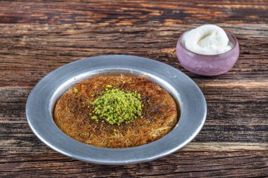 Nefis geleneksel Türk tatlıları, şam fıstıklı Kunefe..